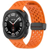 eses Silikonový dírkovaný řemínek s magnetickou přezkou pro Samsung Galaxy Watch Ultra 47 mm - Oranžový